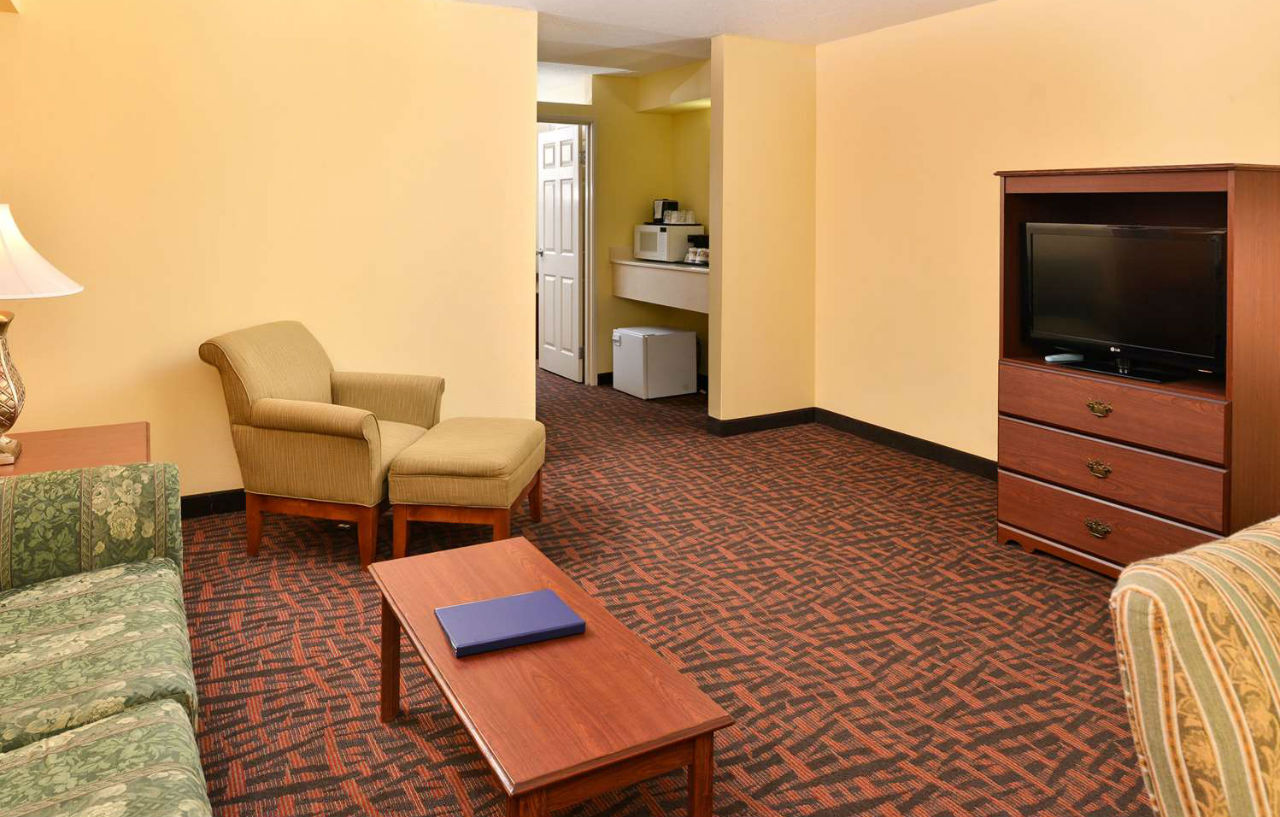 Best Western Louisville East Inn & Suites Εξωτερικό φωτογραφία